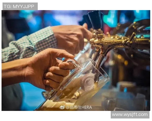 啤酒与足球的完美结合明星广告引领激情时刻的狂欢盛宴